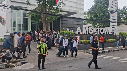 Dampak Gempa Pacitan, Ratusan Karyawan di Gedung 21 Lantai Surabaya Berhamburan Keluar