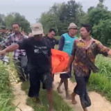 Sesosok Mayat Pria Ditemukan Warga Mengapung di Bengawan Solo, Polisi dan Warga Lakukan Evakuasi