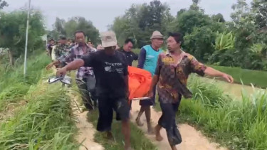 Sesosok Mayat Pria Ditemukan Warga Mengapung di Bengawan Solo, Polisi dan Warga Lakukan Evakuasi