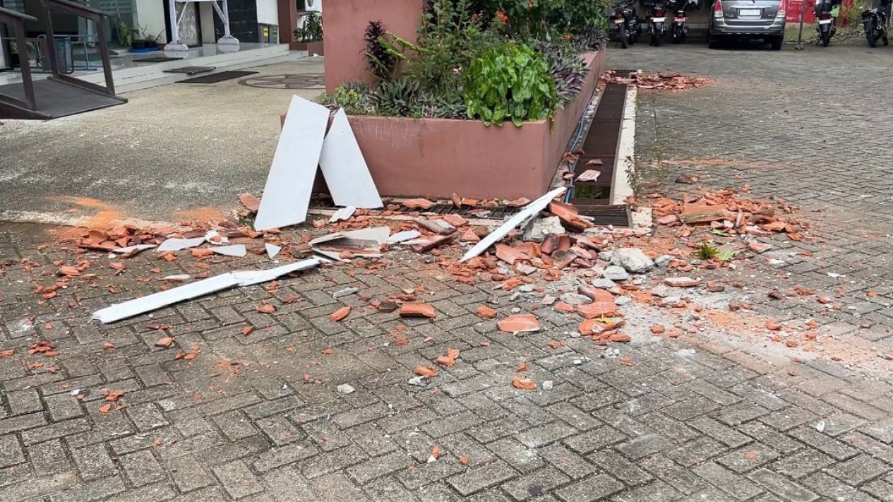 Gempa Magnitudo 5,7, Atap Kantor Kecamatan Dongko Trenggalek Runtuh dan Tiga Orang Terluka
            - galeri foto