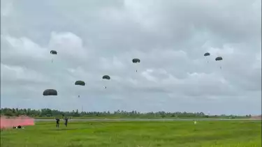 Personel Korpasgat Laksanakan Terjun Penyegaran Statik dan Freefall yang digelar di runway Bandara Supadio, Kab. Kubu Raya, Prov. Kalbar Selasa (27/01/2026).