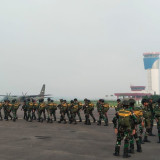 Personel Korpasgat Laksanakan Terjun Penyegaran Statik dan Freefall di Bandara Supadio