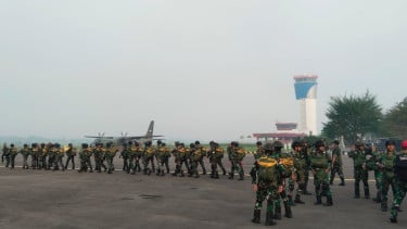 Personel Korpasgat Laksanakan Terjun Penyegaran Statik dan Freefall di Bandara Supadio