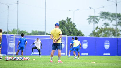 Dua Andalan Persib Absen Latihan, Bojan Hodak Ungkap Kondisi Terakhir Beckham Putra dan Marc Klok