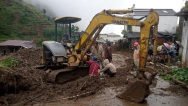 Kerahkan Dua Alat Berat, Pemkab Batang Percepat Penanganan Akses Jalan Dua Lokasi Longsor