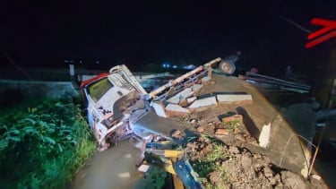 Truk Tertabrak KA Gajayana di Kebumen:  Sopir Tewas di Tempat, Jalur Kereta Sempat Lumpuh