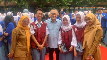 Menko Zulhas Sapa Pelajar Surabaya, Pastikan MBG Berjalan Lancar