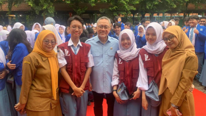 Menko Zulhas Sapa Pelajar Surabaya, Pastikan MBG Berjalan Lancar