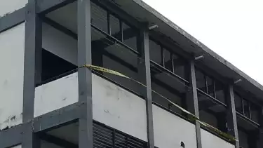 Atap Plafon Kelas SMPN 60 Surabaya Ambruk, 3 Luka dan Siswa Belajar di Lapangan