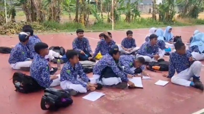 Atap Plafon Kelas SMPN 60 Surabaya Ambruk, Siswa Terpaksa Belajar di Lapang hingga Musala