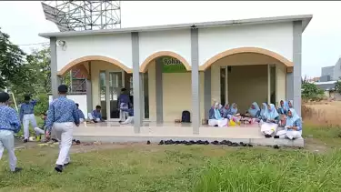 Atap Plafon Kelas SMPN 60 Surabaya Ambruk, 3 Luka dan Siswa Belajar di Lapangan