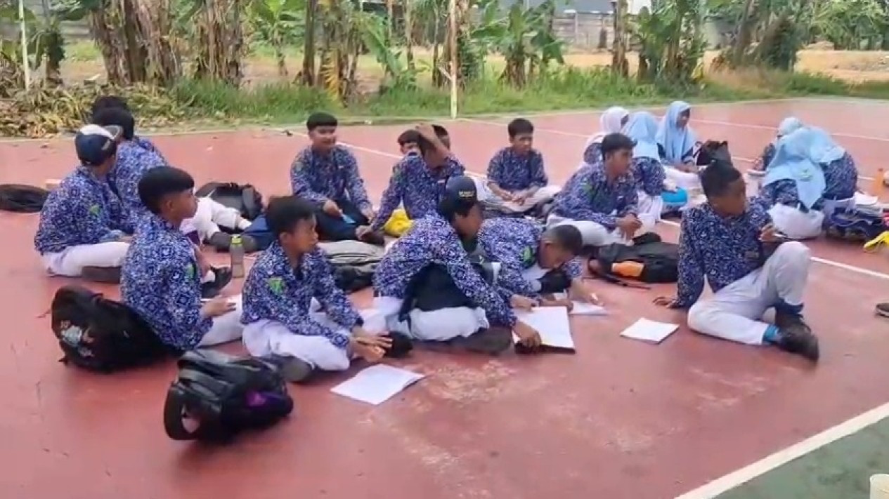 Atap Plafon Kelas SMPN 60 Ambruk, Tiga Luka dan Siswa Belajar di Lapangan
            - galeri foto