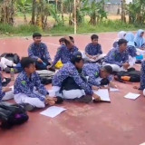 Atap Plafon Kelas SMPN 60 Ambruk, Tiga Luka dan Siswa Belajar di Lapangan