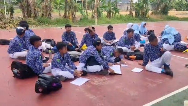 Atap Plafon Kelas SMPN 60 Ambruk, Tiga Luka dan Siswa Belajar di Lapangan