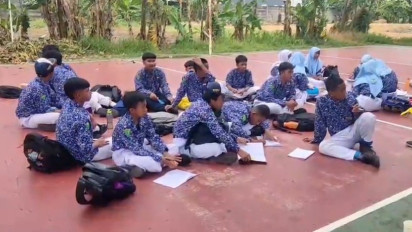 Atap Plafon Kelas SMPN 60 Ambruk, Tiga Luka dan Siswa Belajar di Lapangan