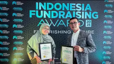 Direktur LAZ Yayasan Bakrie Amanah, Setiadi Ihsan, menerima dua penghargaan dari Indonesia Fundraising Award (IFA).