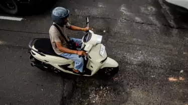 Berita Foto: Jalan Berlubang Akibat Cuaca Ekstrem Ancam Keselamatan Pengendara Motor di Jakarta
