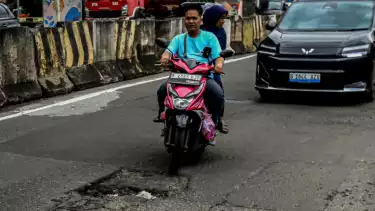 Berita Foto: Jalan Berlubang Akibat Cuaca Ekstrem Ancam Keselamatan Pengendara Motor di Jakarta