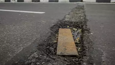 Berita Foto: Jalan Berlubang Akibat Cuaca Ekstrem Ancam Keselamatan Pengendara Motor di Jakarta