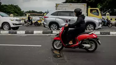 Berita Foto: Jalan Berlubang Akibat Cuaca Ekstrem Ancam Keselamatan Pengendara Motor di Jakarta