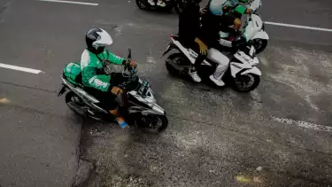 Berita Foto: Jalan Berlubang Akibat Cuaca Ekstrem Ancam Keselamatan Pengendara Motor di Jakarta