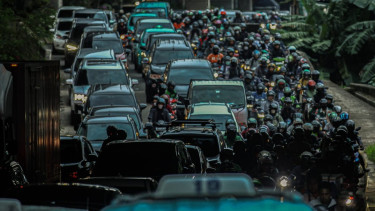 Berita Foto: Kemacetan Panjang Melanda Kolong Tol JORR Kalimalang Akibat Jalan Rusak