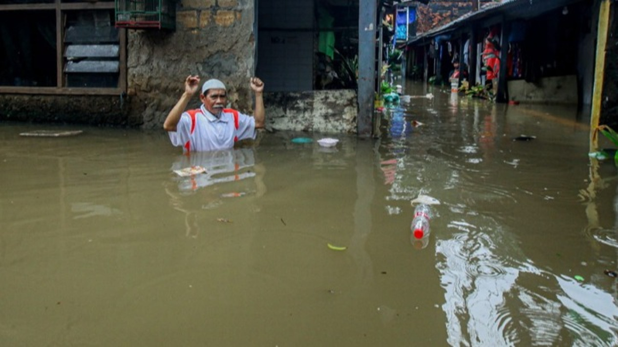 Hujan Deras Guyur Jakarta! Banjir Seperut Orang Dewasa Rendam Cipinang Muara: Ibu Hamil, Anak-Anak dan Lansia Belum Dievakuasi
            - galeri foto