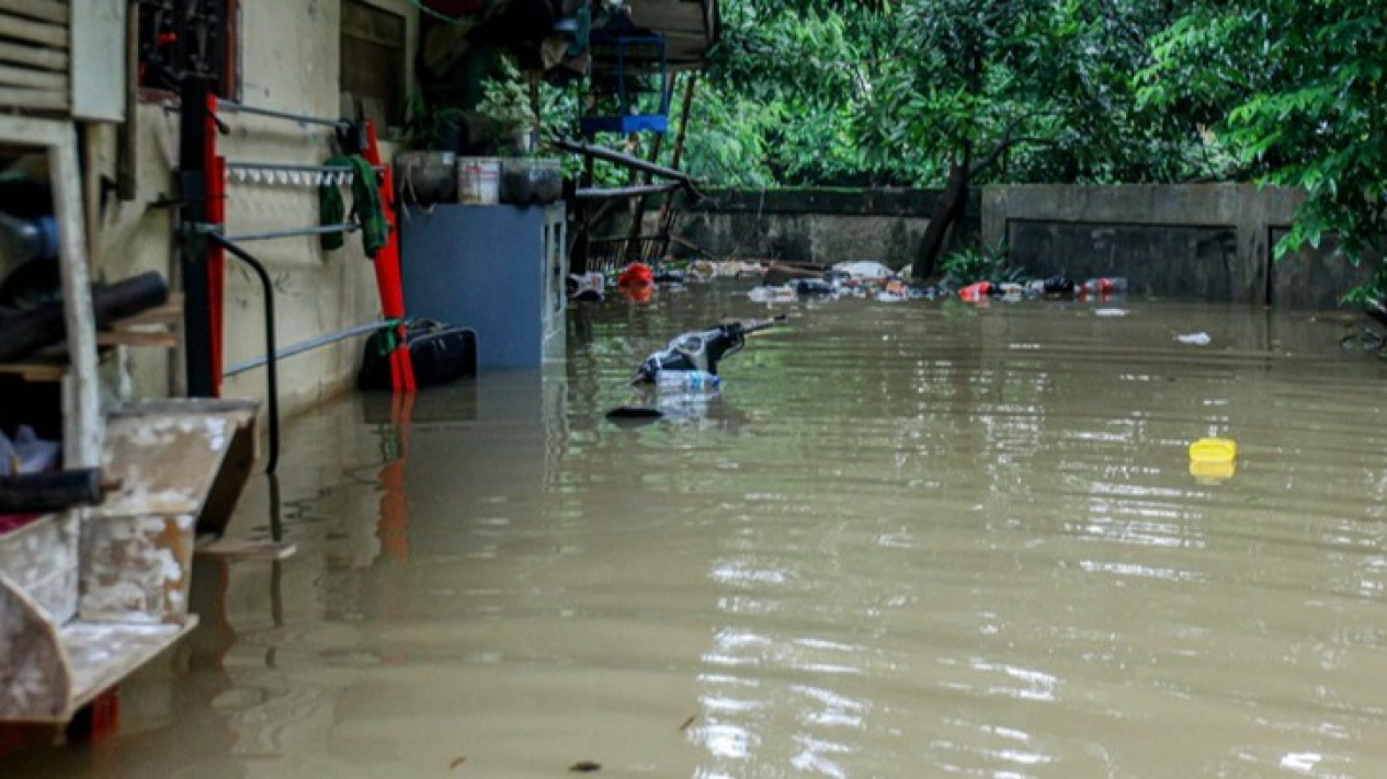 Banjir Tak Terbendung, Pemprov DKI Jakarta Operasikan Pintu Laut
            - galeri foto