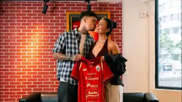 Shayne Pattynama dan tunangannya Mina