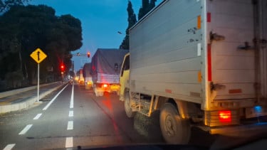 Larangan Diabaikan, Truk Bermuatan Berat Terobos Jalur Tengah Kota Probolinggo