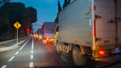 Larangan Diabaikan, Truk Bermuatan Berat Terobos Jalur Tengah Kota Probolinggo