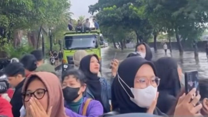 Kisah Perjuangan Penumpang Transjakarta di Cengkareng: Jalan Kaki 2,3 Km hingga Numpang Truk Akibat Banjir