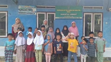 Kisah Ibu Inspiratif PNM: Belajar di Lantai, Tapi Mimpi Harus Setinggi Langit