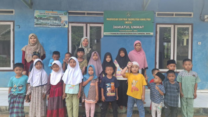 Kisah Ibu Inspiratif PNM: Belajar di Lantai, Tapi Mimpi Harus Setinggi Langit