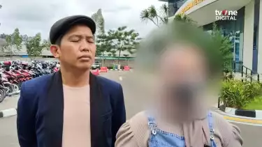 Istri wasit sepak bola Liga 2, SHP (kanan) yang dijual sang suami usai mendatangi Kantor PPA Satreskrim Polres Metro Tangerang Kota