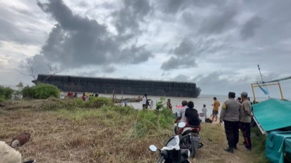 Sebuah Kapal Tongkang dan Tugboat Terdampar di Perairan Laut Madura Jadi Tontonan Warga