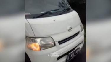 Pria Tewas Misterius Dalam Mobil Gran Max Putih yang Masih Menyala di Tol Japek