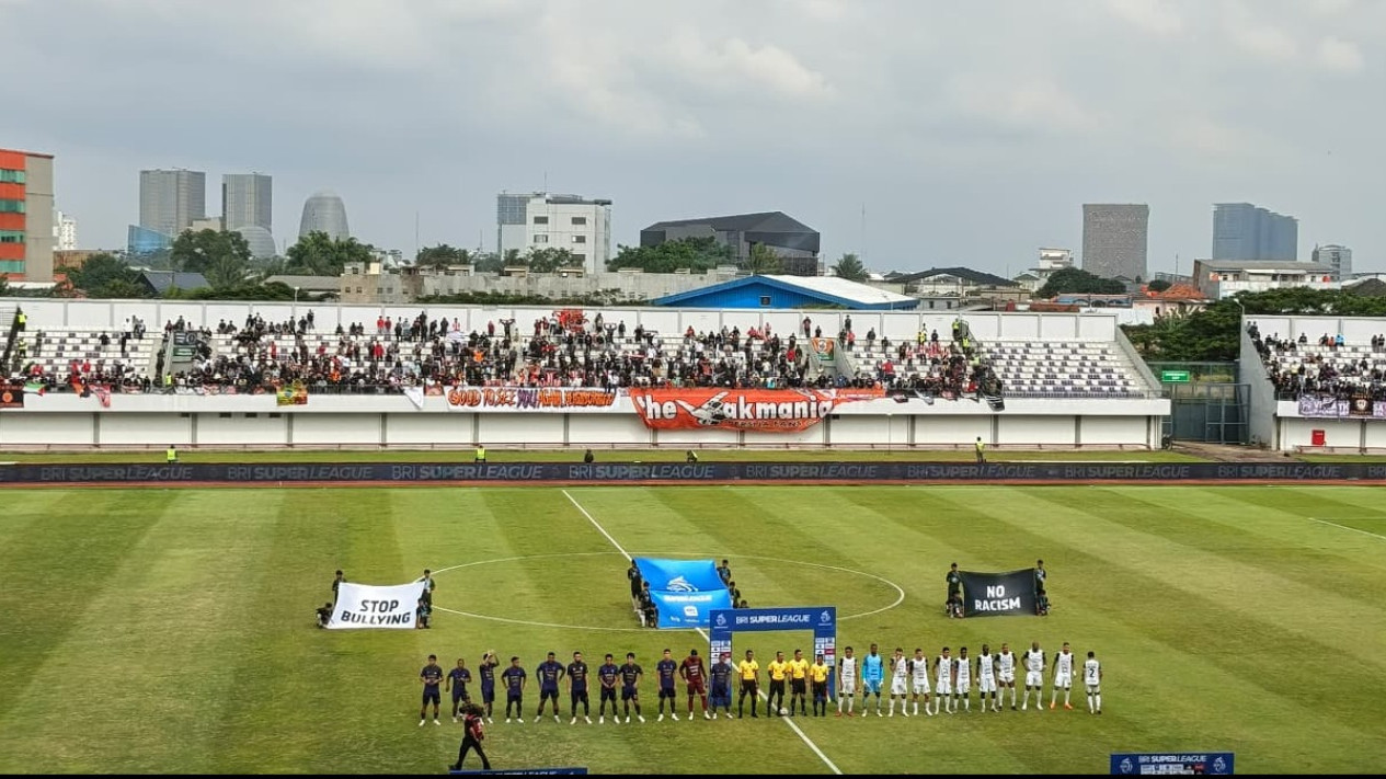 ‎1000 The Jakmania Dapat Sambutan Hangat Suporter Tuan Rumah saat Away Laga Persita Tangerang Vs Persija Jakarta
            - galeri foto