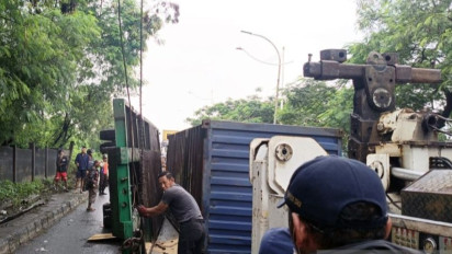 Truk Kontainer Terguling di Jembatan Babek TNI, Arus Lalu Lintas di Cilincing Macet