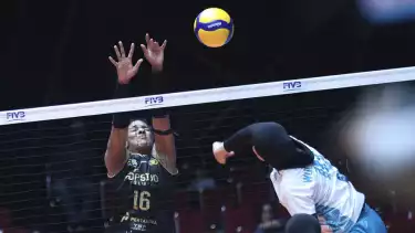 Popsivo (hitam) vs Jakarta Electric PLN di Proliga 2026 seri Gresik.