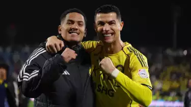 Angelo Gabriel (kiri) bersama kapten tim Al Nassr, Cristiano Ronaldo (kanan)