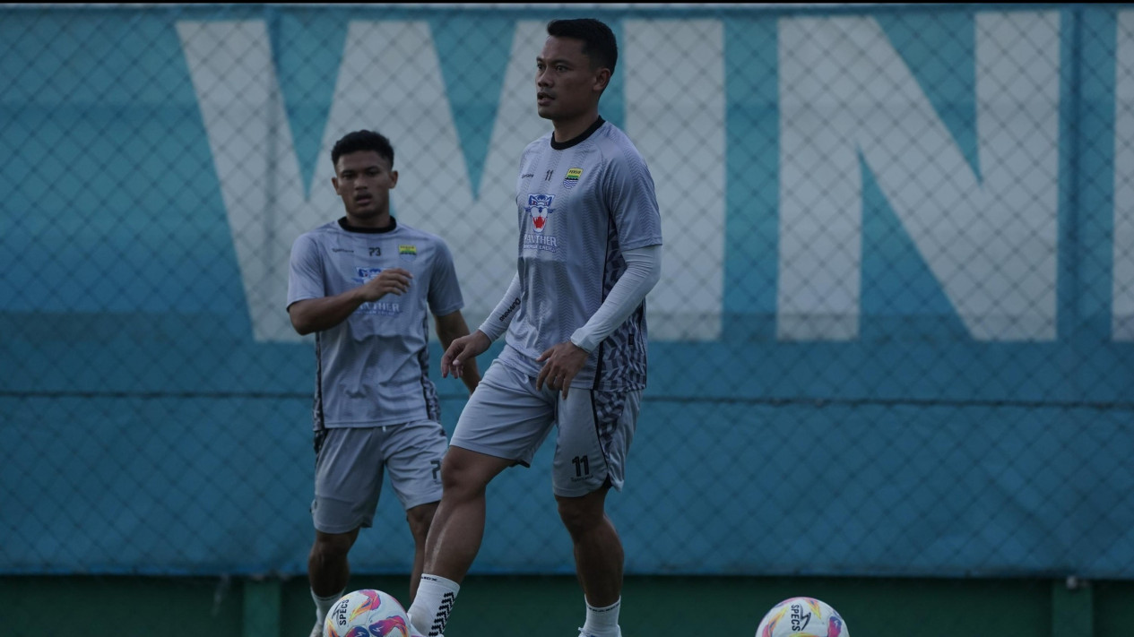 Resmi! Bojan Hodak Umumkan Persib Bandung Kedatangan Satu Pemain Baru di Posisi Gelandang Bertahan, Siapa?
            - galeri foto