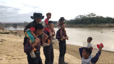 Taruna Akpol Latsitardanus ke-46 Gelar Trauma Healing, Ajak Anak Korban Bencana Bermain Sepak Bola di Aceh Tamiang