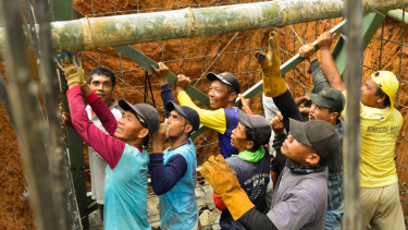 Aksi Bersama Anies Baswedan Rampungkan Jembatan Titian Persatuan Karanganyar