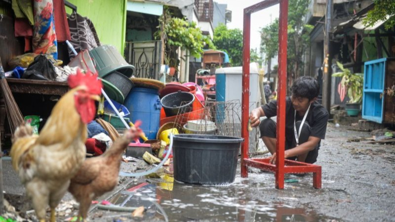 Antisipasi Banjir, DPUPR Kota Tangerang Siagakan Petugas Pantau Ketinggian Air
            - galeri foto