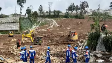 Tim SAR gabungan saat melakukan proses pencarian terhadap korban longsor di Desa Pasirlangu, Kecamatan Cisarua, Kabupaten Bandung Barat