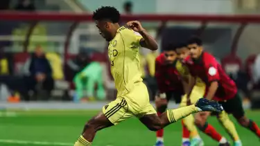 Kingsley Coman saat melakukan tendangan penalti dalam laga Al Kholood vs Al Nassr pada 31 Januari 2026 dini hari WIB.