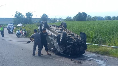 Sopir Ngantuk, Minibus Terbalik Usai Hantam Tiang PJU di Ringroad Mojoagung Jombang