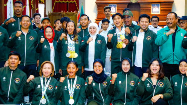 Gubernur Khofifah Serahkan Bonus Rp 8 Miliar untuk 161 Atlet dan Pelatih Berprestasi di SEA Games XXXIII Thailand