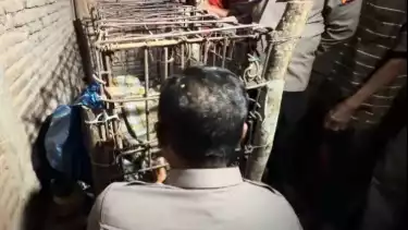 Sukirno alias Mbah Kirno saat dievakuasi Ipda Purnomo dan polisi setelah dipasung 20 tahun di Ponorogo